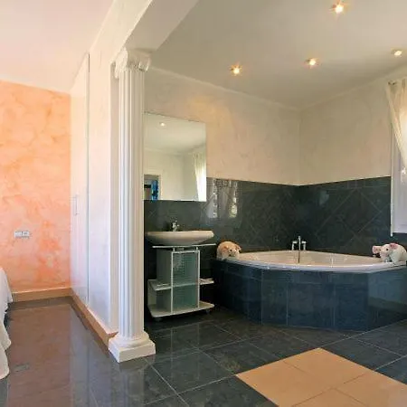 Sleeps 6 Pool *
